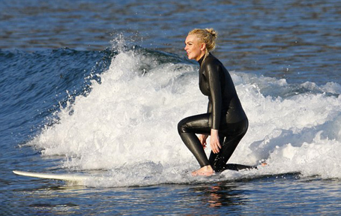 Lindsay-Lohan-surf