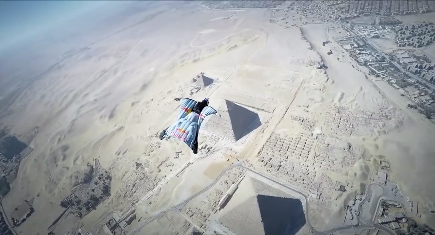 Cédric Dumont saute en wingsuit au dessus de Gizeh