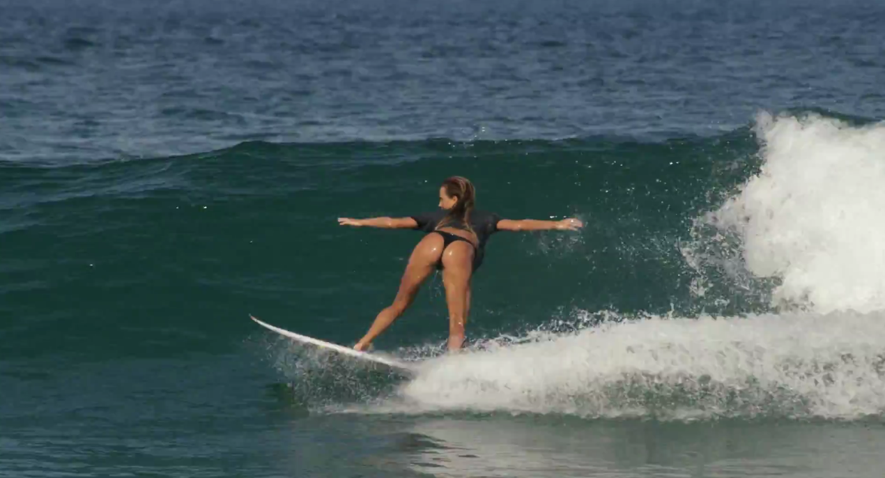 Alana Blanchard surfe en string, sexy, hot, thong