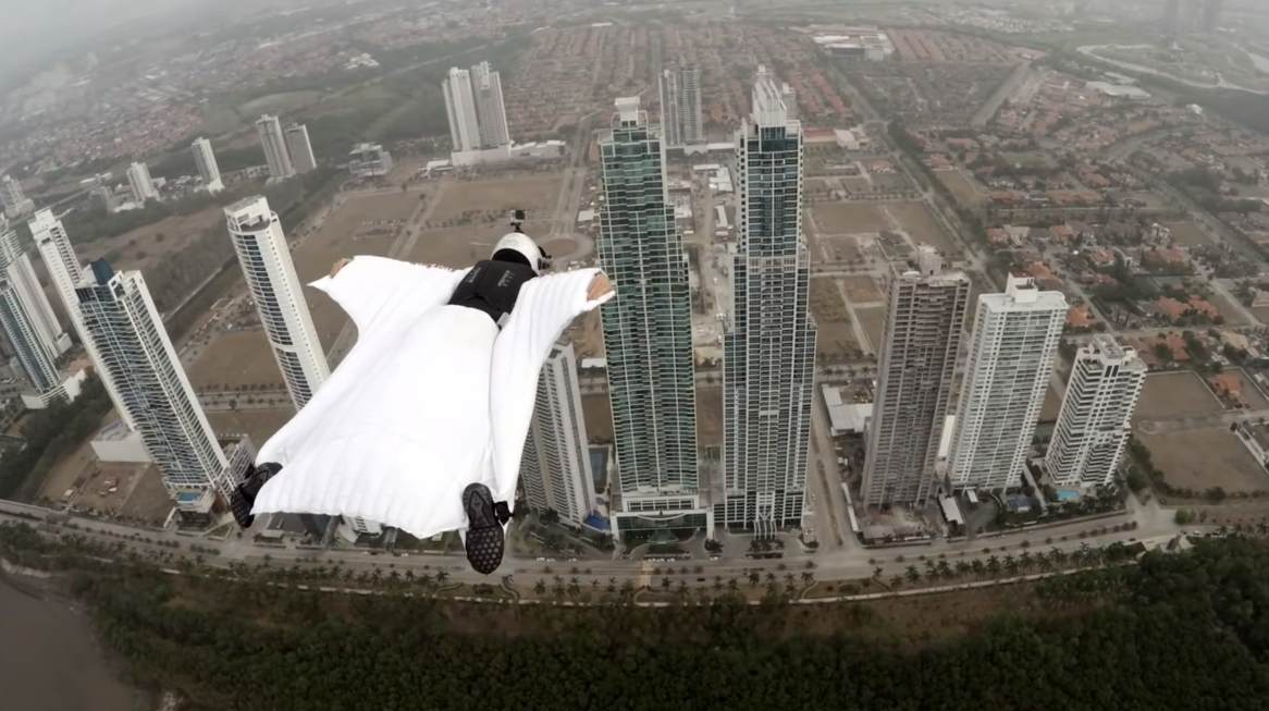 Roberta Mancino saute en wingsuit au dessus de Panama City