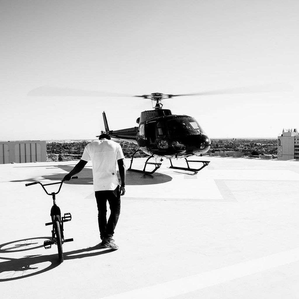 Le rider BMX Nigel Sylvester se promène dans les rues de Los Angeles