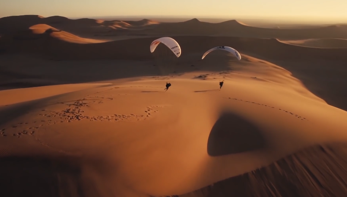 Du parapente dans les dunes de Namibie