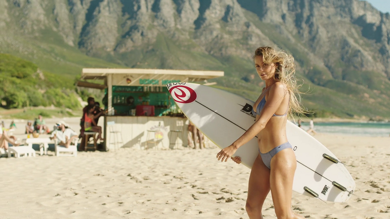 Alana Blanchard sexy dans la pub de Malibu avec The Fat Jewish ! string thong nude nue bikini
