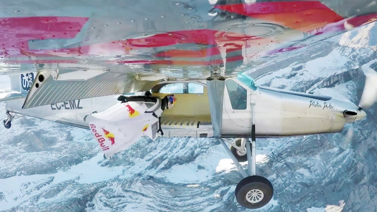 Deux Soul Flyers montent dans un avion en plein vol