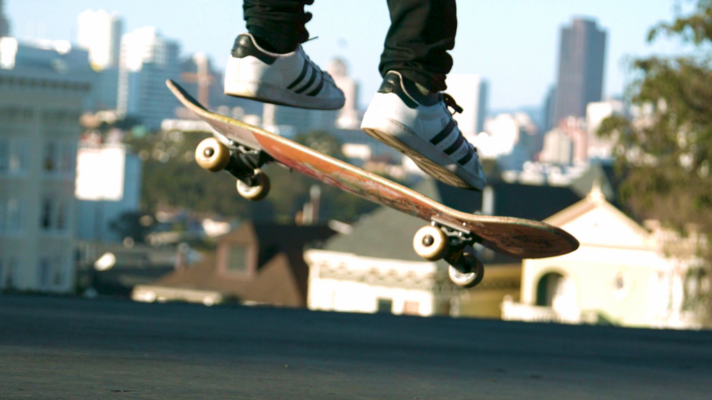 jose angeles en skateboard et parkour dans les rues de san francisco
