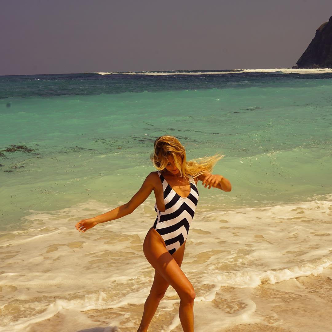 Alana Blanchard surfe à Los Cabos Open of Surf nude bikini string thong sexy hot