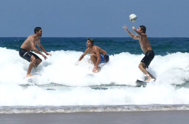 Petit foot surf pendant la Coupe du Monde Leonardo Fioraventi Tristan Guilbaud Jorgann Couzinet Justin Bécret