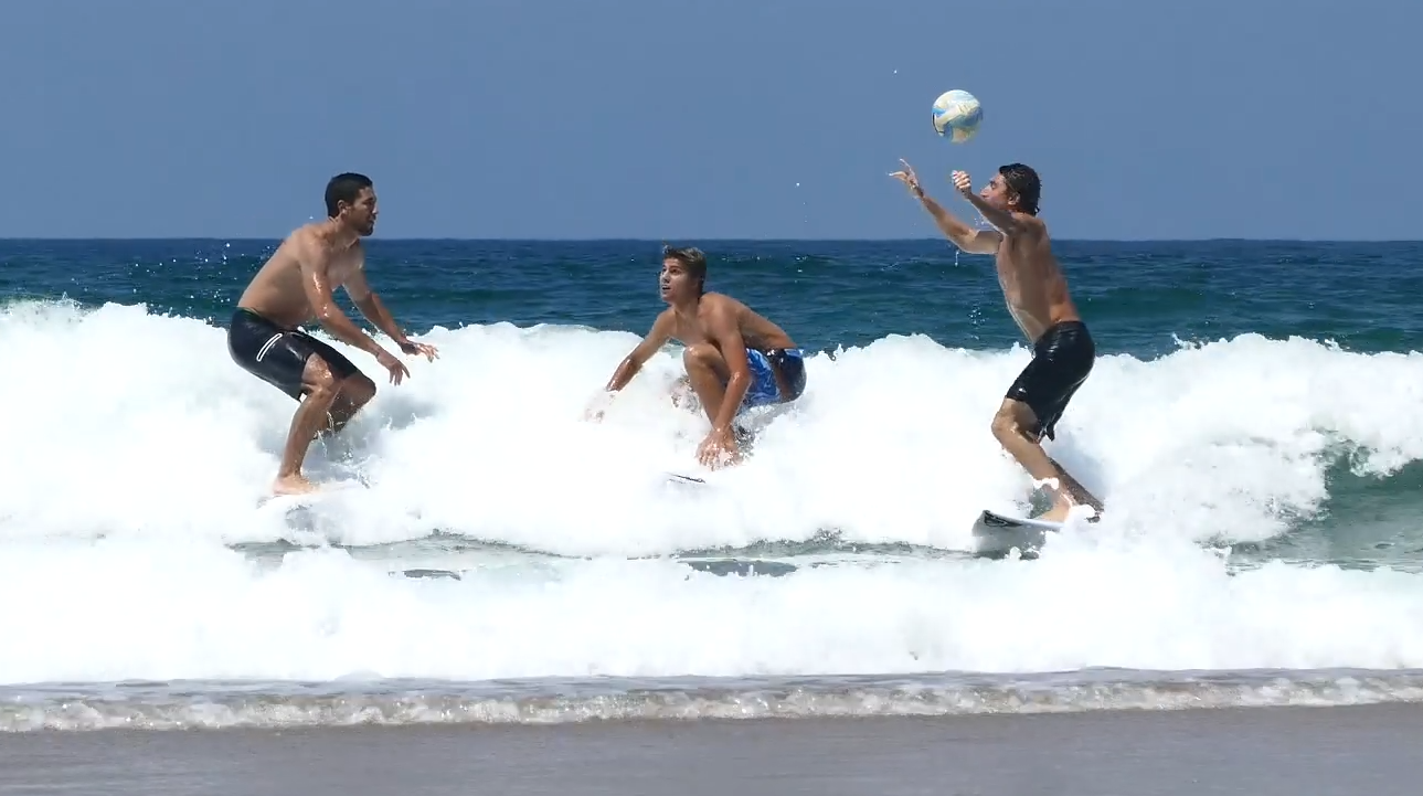 Petit foot surf pendant la Coupe du Monde Leonardo Fioraventi Tristan Guilbaud Jorgann Couzinet Justin Bécret