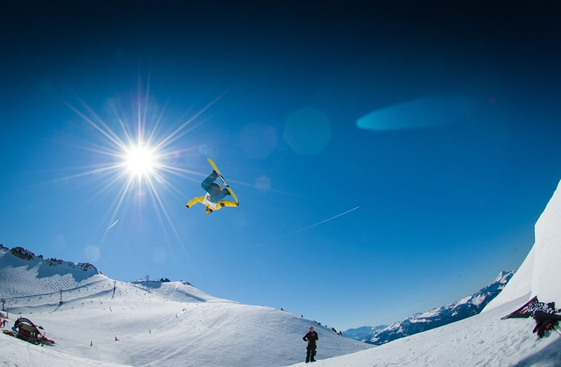 Vacances au ski : explorer les pistes de snowboard à l’étranger