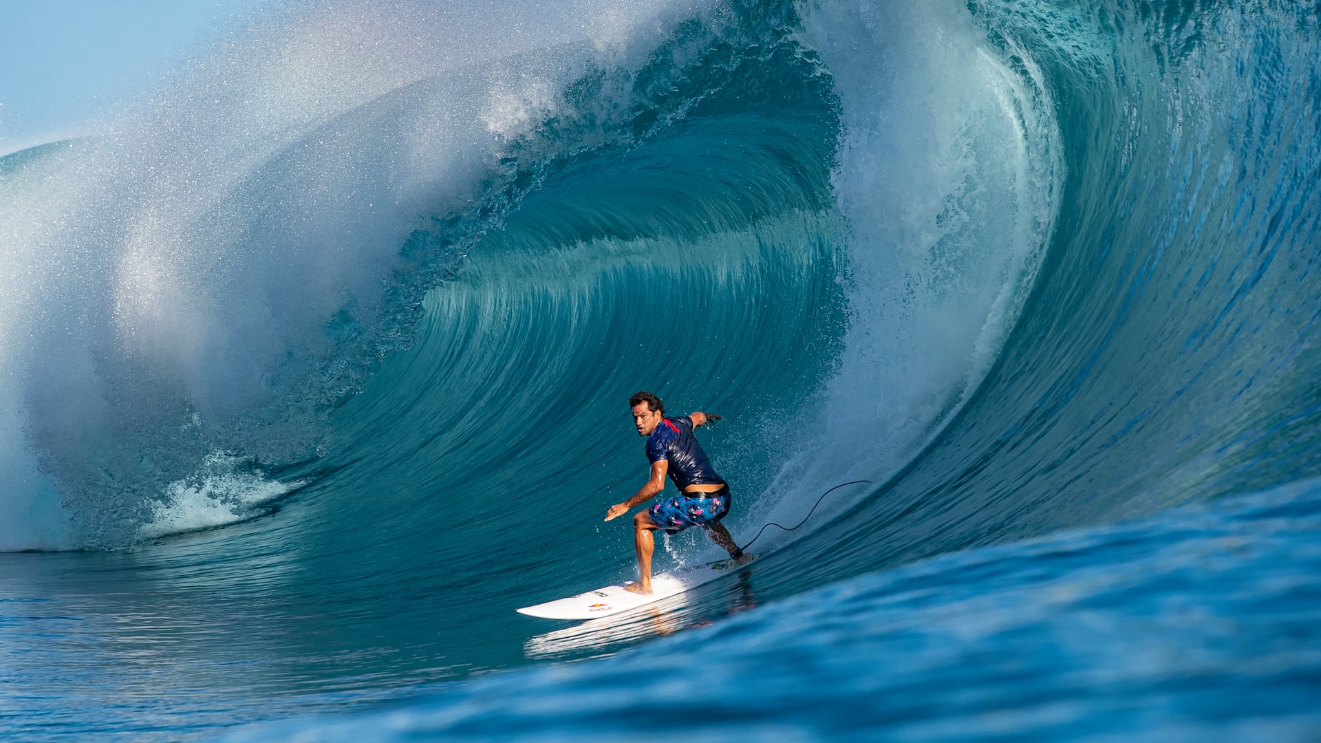 Michel Bourez surfe à Teahupoo tahiti