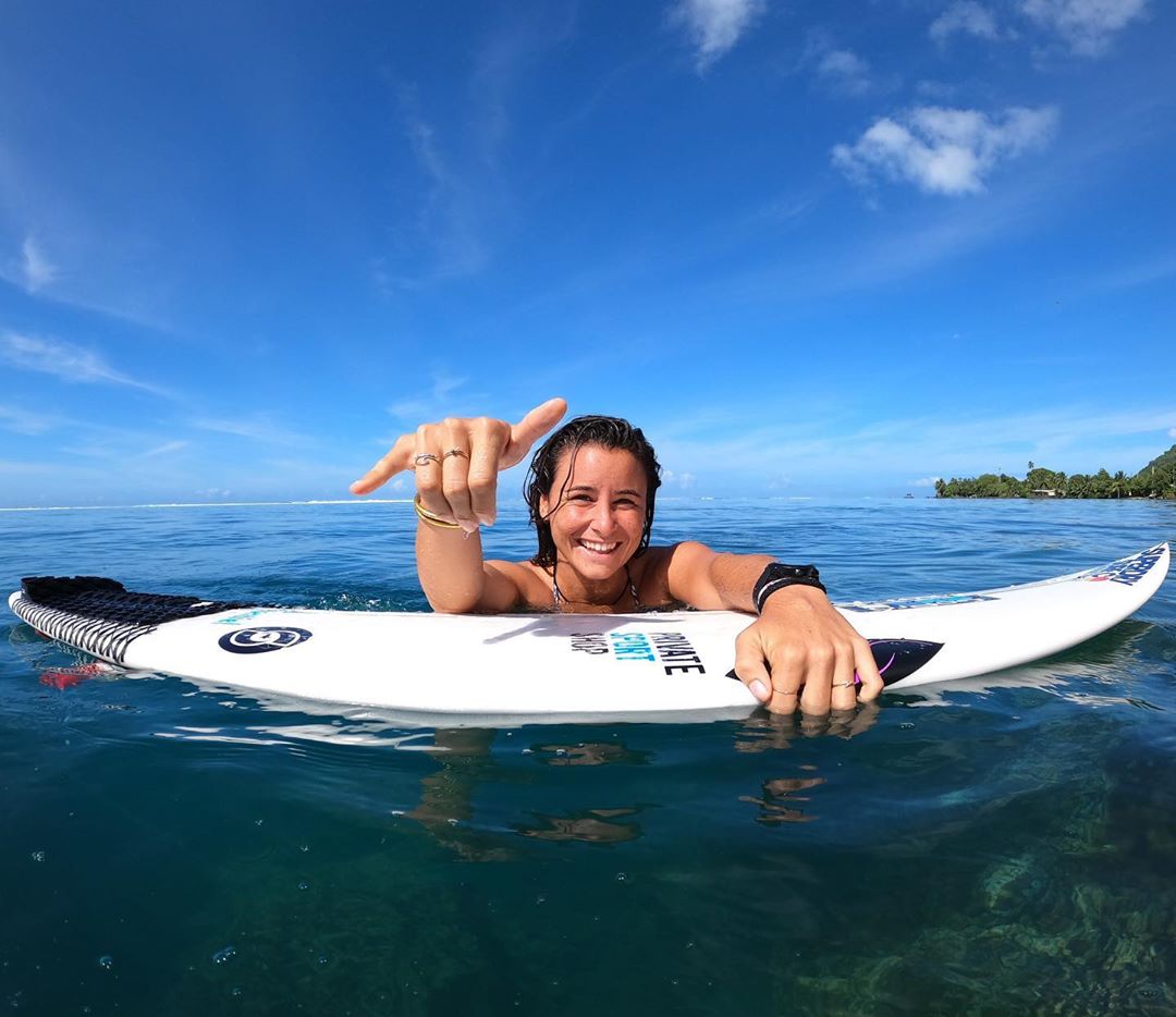 Johanne Defay surfe à tahiti avec michel bourez et jérémy florès