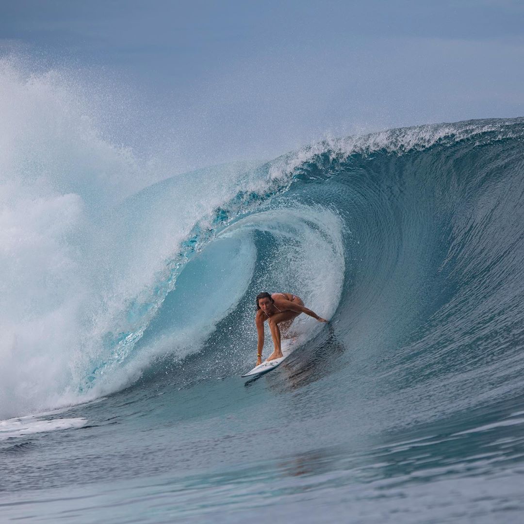 Johanne Defay surfe à tahiti avec michel bourez et jérémy florès