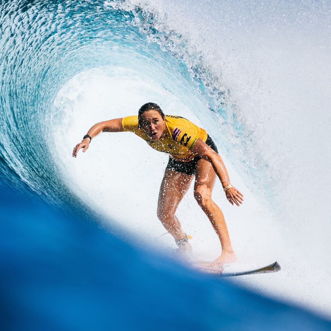 carissa moore surf hawai banzai pipline wave barrel wsl