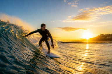 Surfeur au coucher du soleil sur un spot de surf français en été