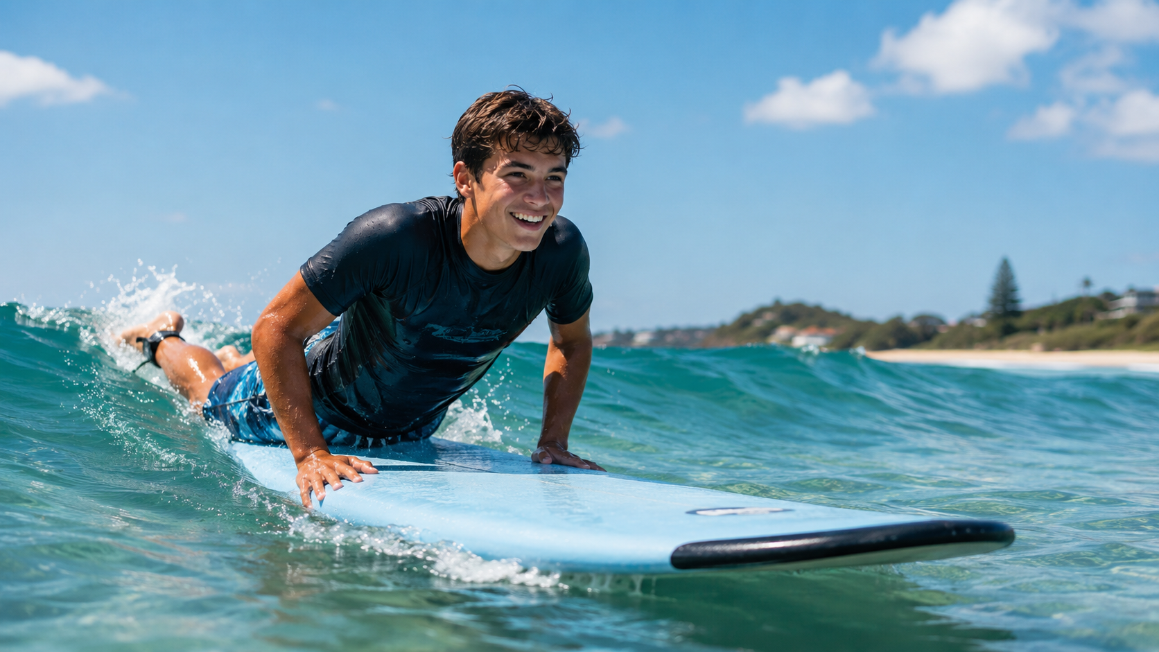 Surfeur débutant sur une planche en mousse adaptée à l'apprentissage du surf